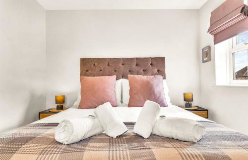 Wheatley House - Great Location - Free Parking, Self-Check-In, Fast Wifi and Smart TVs by Yoko Property - Foto 2