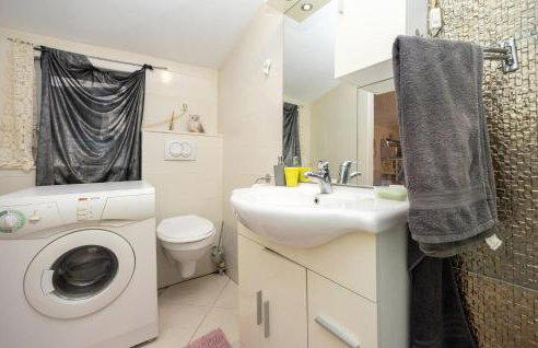 Awesome Apartment In Split With Wifi - Photo 9