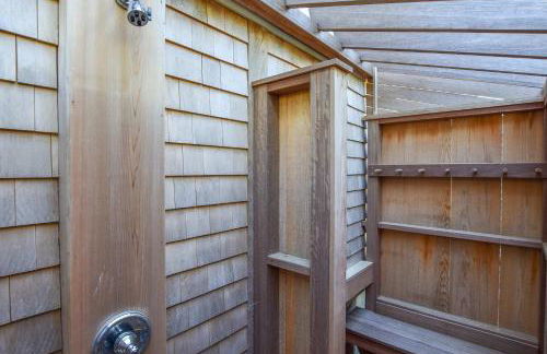 Gorgeous Architectural Home w Water Views - Foto 33