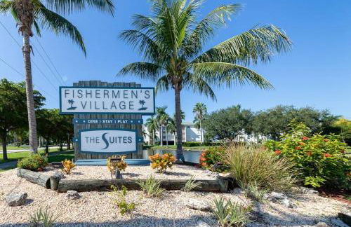 Relaxing 4 bedroom home with Pool - Photo 32