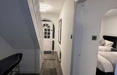 Marcot House Modern 5 bedroom house Solihull 10 mins drive from bhx & nec private off road parking - Foto 47