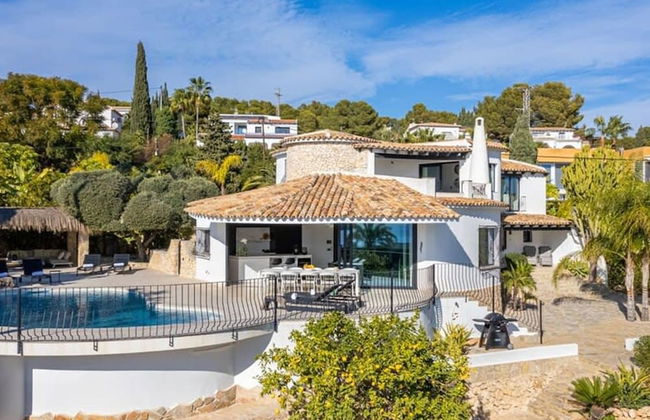 Relax in Luxury at This Stunning Seaside Villa - Photo 40