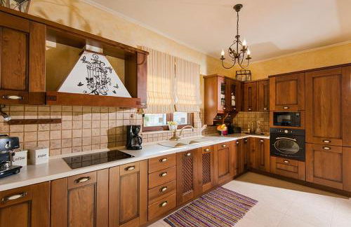 Νikolaos Villa with Private Pool, Playground & BBQ - Foto 15