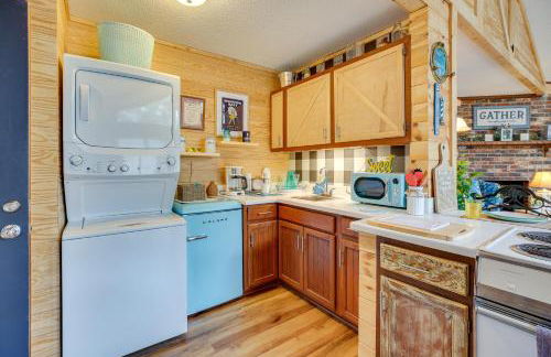 Oak Island Vacation Rental with Decks, Walk to Beach - Foto 13