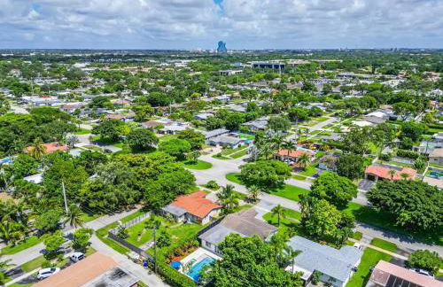 Spacious 5 Bedroom Heated Pool and Hot Tub, 12 minutes to the Beach - Foto 26