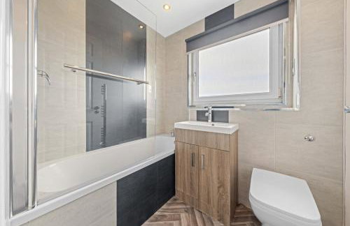 Large 5 Bedroom House Perfect For Group Stays - Free Parking - Near Glasgow - Perfect For Contractors - Foto 14