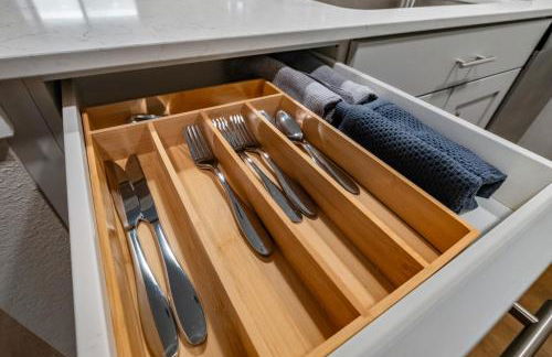 Modern King BR, Sectional, Pool, Gym, Near U of A - Foto 28