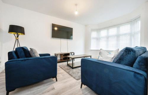 Spacious Luton Home Sleeps 8 - Foto 1