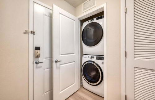 Prime Location-Spacious Condo for 8 Guests - Photo 19