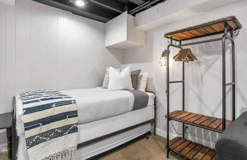 Colonial Cottage with Hot Tub & Sauna-Family Friendly - Photo 27