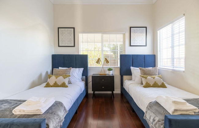 Elegant Retreat Modern Comforts, Prime Location - Photo 18