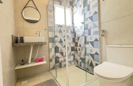 Cantinho Perfeito para Dois Conforto e Mar Bem Pertinho, Casa terrea no centro 80M Praia, Ar, Enxoval,Estacionamento e churrasqueira - Foto 10