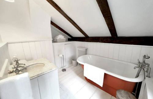 Historic Estate - 5 min to Mohawk Mt Ski Resort - Foto 31