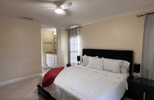 Entire Single Family home 3 bed 2 bath in water front big cozy back yard view - Foto 5