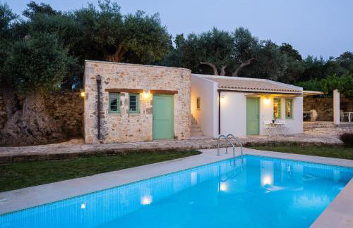 Nature Retreat Green Oasis Villa with Private Pool & Rooftop Hot Tub - Foto 41