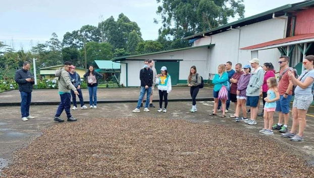 Ouvindo as explicações do guia na Hacienda Doka