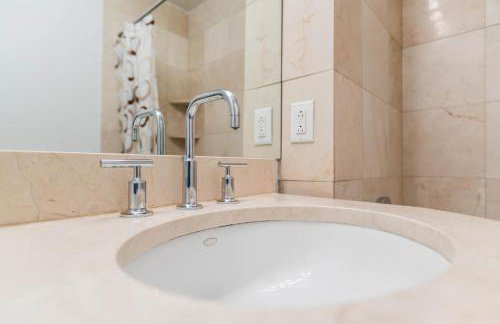 Fully Furnished 1BR in Murray Hills - Foto 22