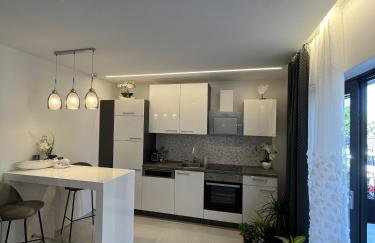 HelaMoni, New 5 Star 2 Person apartments with pool - Foto 4