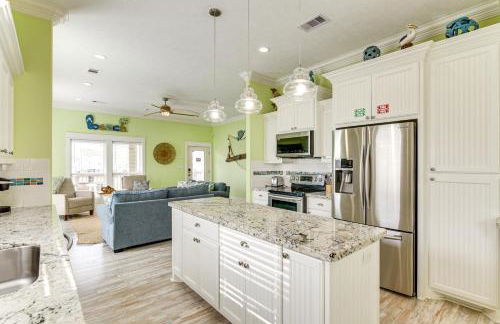 Steps to Shore! Just Beachy Home with Deck and Views - Foto 9