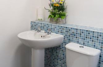 2 Bed Apt with free parking on driveway and free Wi-Fi - Photo 11