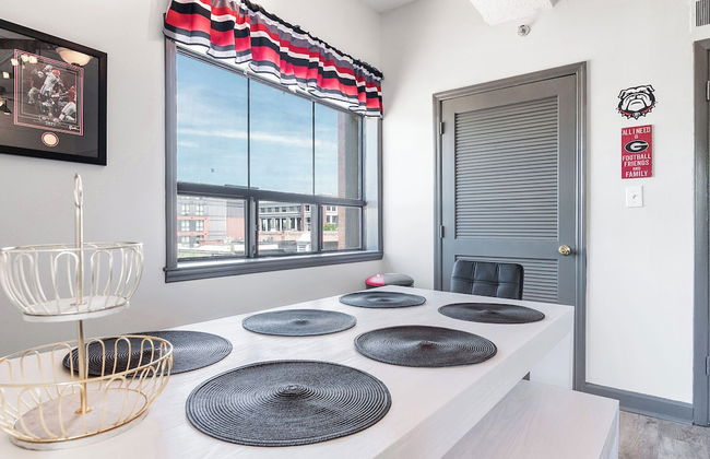 Home is Where the Arch is Across From Uga! - Foto 13