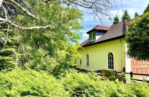 Private, Couples Forest Escape - Free Parking - Stunning & Stylish 1 Bedroom Coach house! - 5 Minute Walk to a great bistro pub! - Great Location - Fast WiFi - Smart TV - Newly Refurbished! Direct New Forest access Close to Burley - Photo 18