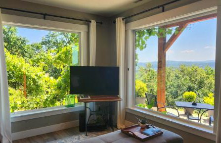 River & Garden View Suite of Kalama Oaks Lodge - Photo 3