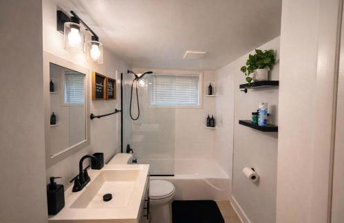 Private King Suite Near DC & Joint Base Andrews - Foto 7