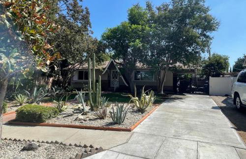 Granada Hills Private Unique Pool Luxury 4BR Family Retreat - Patio, Outdoor Dining, BBQ Grill, & Free Parking - Foto 3