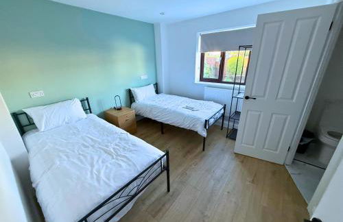 New 4 Bed House Sleeps up to 8 People - Foto 14