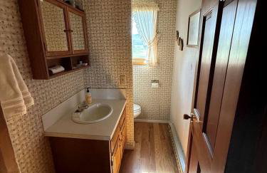 Charming Riverfront Guest House with Deck Overlooking Madison River, Near Ennis, Montana - Foto 24