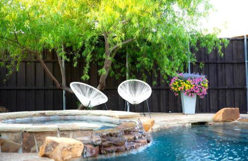 Sunny 4BR with Backyard Oasis - 15 Min to Lakes - Foto 23