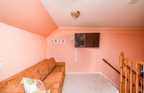 New Kid in Town - King Bed & Sofa Bed - Sleeps 2-4 - Photo 17