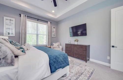 5BR Farmhouse Lake Retreat Pool Hot Tub Theater - Foto 43