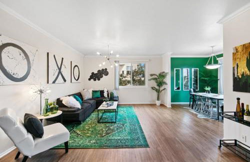 Beverly Hills Glamour Oasis 2 BR Apt with Parking 304 - Photo 14