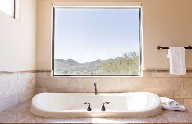 Sunbeam by Avantstay Elegant, Private Desert Home w/ Infinity Pool, Spa & View - Foto 20