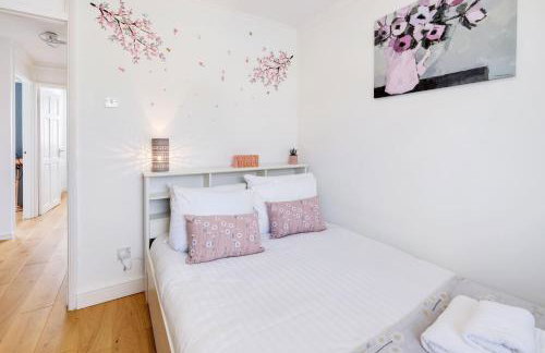 Luxury 5 BDR 2 BA House with Parking in Sandhurst By 360Stays - Photo 65