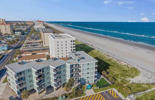 Polished oceanfront condo with pool access, private balcony & washer/dryer - Foto 10