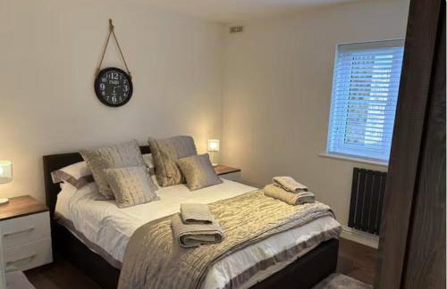 Spacey 2-Bedroom Apartment in Harefield, North West London - Photo 1