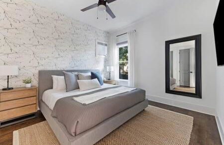 The Maple House - Huge Backyard & Mins to Broadway - Foto 41