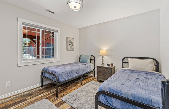 Spacious Canyon Peak Pine View Home Game Room Hot Tub - Photo 28