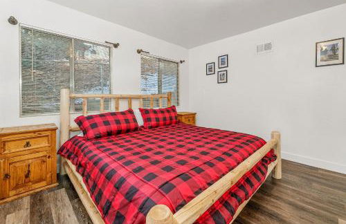 Family Fun Cabin - Mountain home with Game Room, Hot Tub and Lake Views! - Foto 30