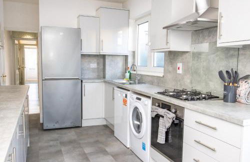 Sunny 3BR Home Near Portsmouth Park - Photo 31