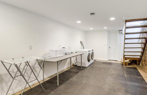 Walk to Downtown and Seneca Lake Updated Retreat! - Foto 21