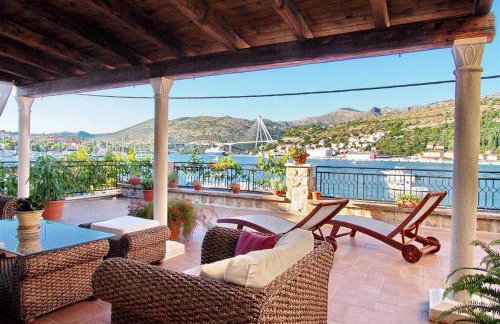 Waterfront stone house in city center - Photo 1