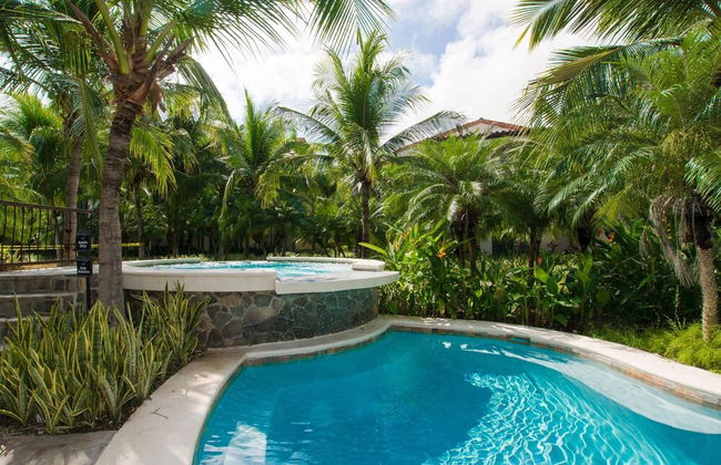 Impressively designed and decorated 3rd-floor space overlooking pool in Coco - Photo 16