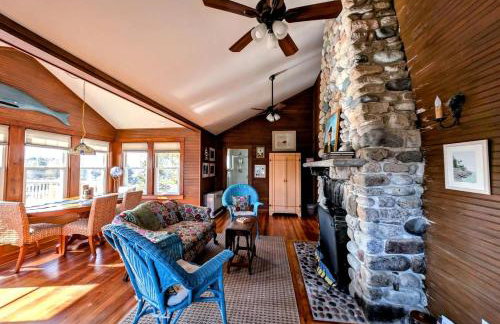 Picturesque Waterfront Cottage with Waterfall Views, Fireplace & Deck, Near Acadia National Park in Gouldsboro, Maine - Foto 29