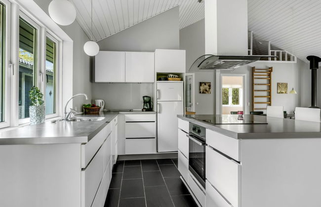 "Ellie" - 300m from the sea - Photo 6