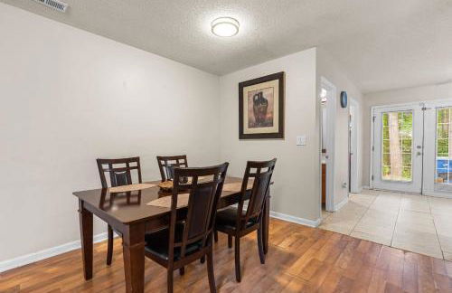 Spacious 3BR Retreat Perfect for Groups Near Downtown - Foto 4