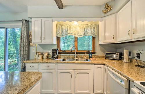 Higgins Lake Getaway with Fire Pit, Walk to Beach! - Foto 14